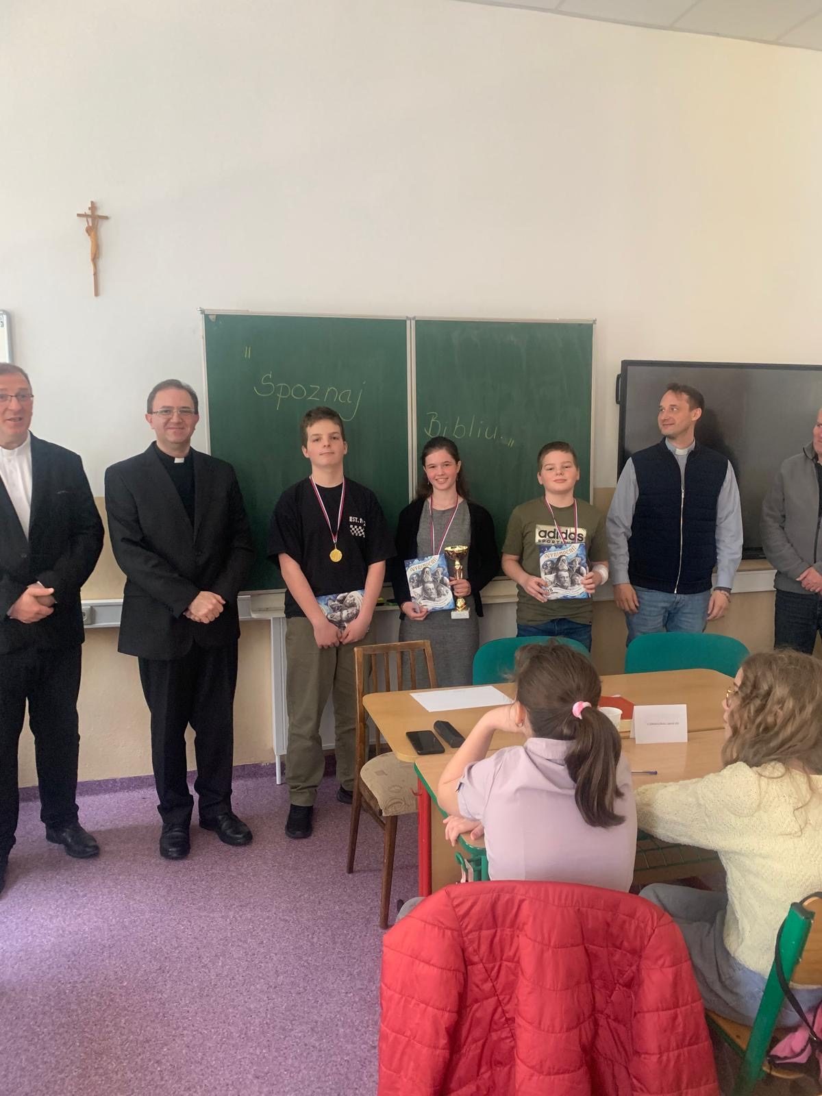 Blahoželanie víťazom dekanátneho kola súťaže Spoznaj Bibliu